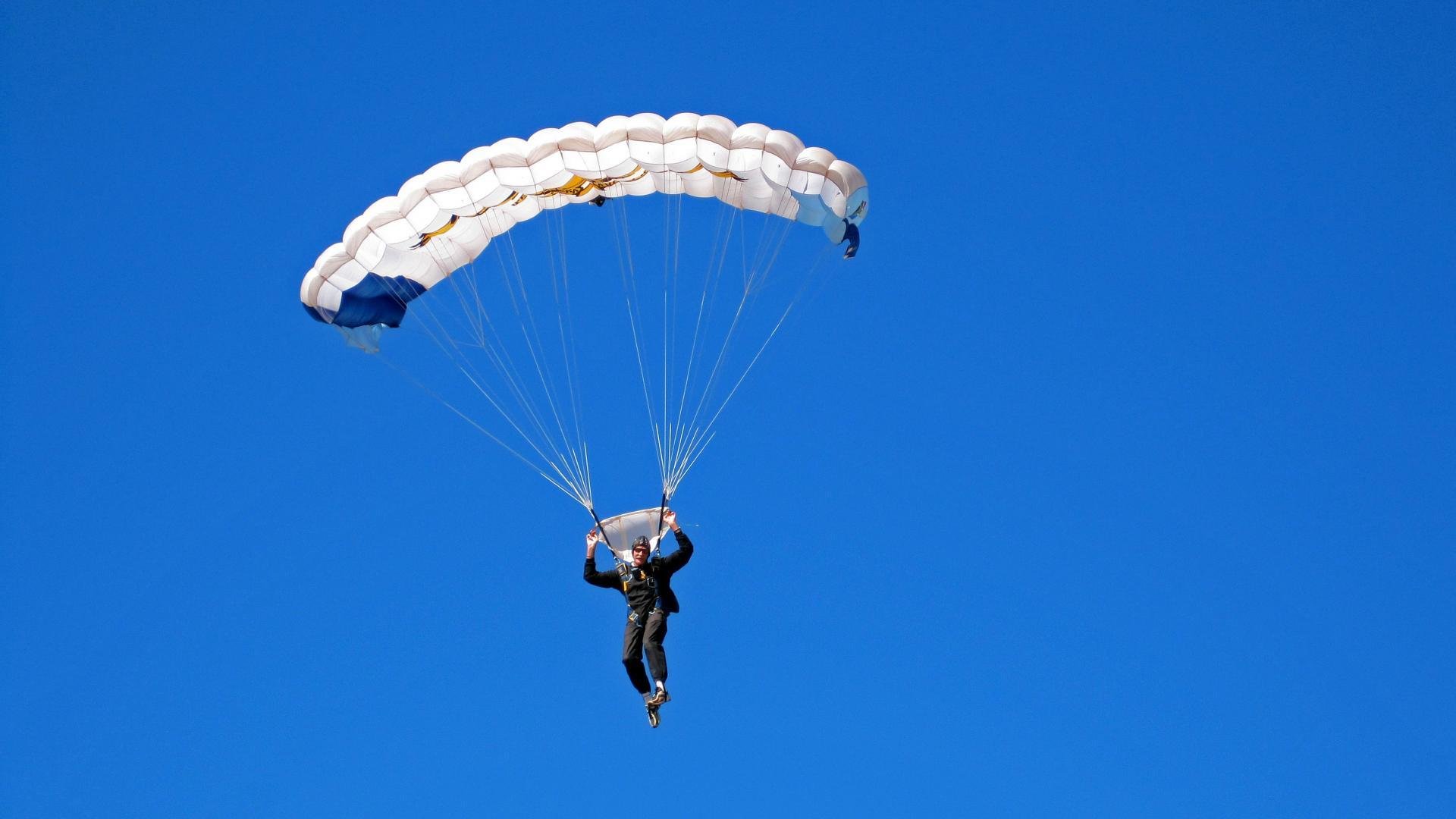 乔·莫伊:以硬朗的身体素质和强大的防守本能,成为全黑队坚实的前锋支柱